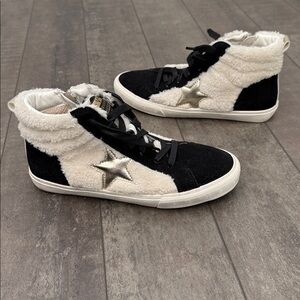 Like NEW! Vintage Havanas “Lester” Hightop Sneakers with Sherpa Fleece, size 8